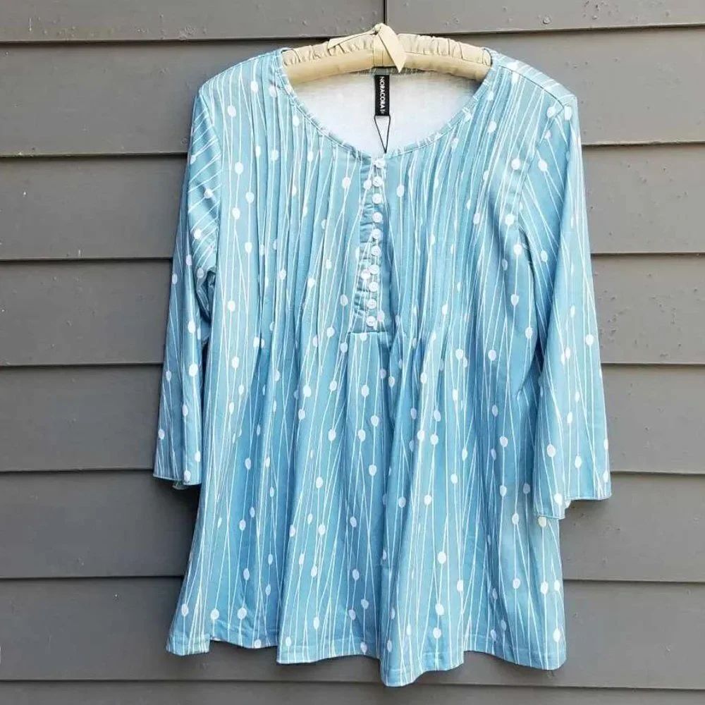 NWT Noracora Blue White Knit Top size 12